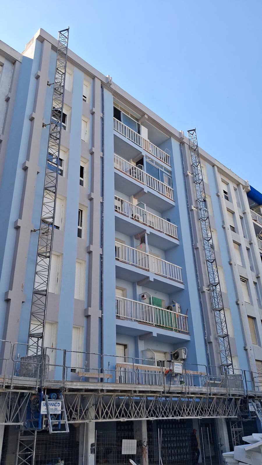 Edificio en altura durante la rehabilitación de fachada